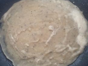 平底锅抹油，舀一勺面糊，小火烙成薄饼。