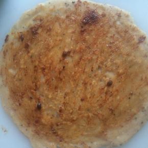 烙熟吧薄饼，背面抹一层豆瓣酱。