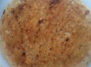 烙熟吧薄饼，背面抹一层豆瓣酱。