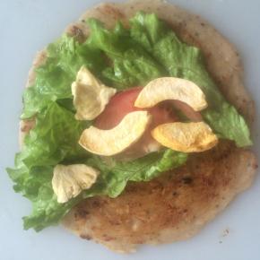 卷入喜欢的蔬菜。