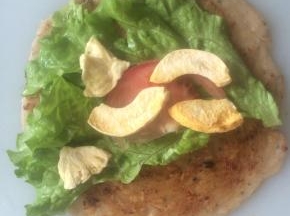 卷入喜欢的蔬菜。