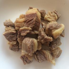 牛肉冷水下锅，煮开后撇去浮沫，捞出沥干水份备用。