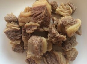 牛肉冷水下锅，煮开后撇去浮沫，捞出沥干水份备用。