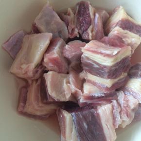 牛肉水中浸泡3小时，期间换水3次。切成小块备用。