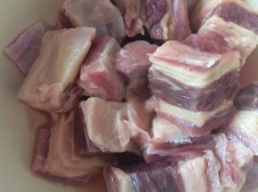 牛肉水中浸泡3小时，期间换水3次。切成小块备用。