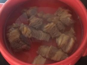 砂锅中放入适量水，焯烫好的牛肉、葱段、姜片。