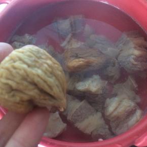 无花果放入砂锅中，小火慢炖3小时。