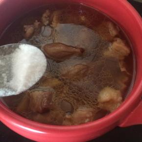 出锅前撒盐调味，喜欢香菜的可以放一些香菜。