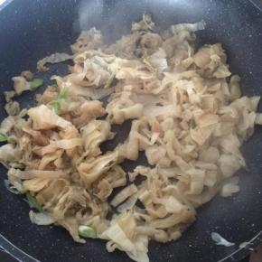 放入酸菜翻炒片刻。