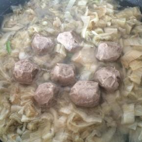 加入适量水，没过酸菜。
放入牛肉丸。