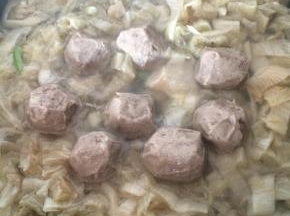 加入适量水，没过酸菜。
放入牛肉丸。