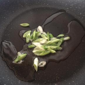 锅内倒入适量食用油，爆香葱花。