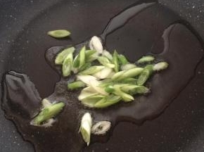 锅内倒入适量食用油，爆香葱花。