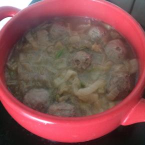 将所有食材倒入砂锅内，小火煲煮30分钟，出锅前撒盐调味。