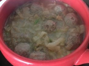 将所有食材倒入砂锅内，小火煲煮30分钟，出锅前撒盐调味。