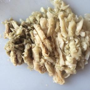 酸菜清洗干净，切成细条。