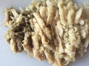 酸菜清洗干净，切成细条。