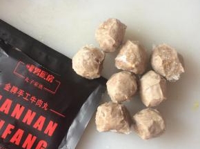 肉丸提前解冻。