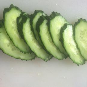 黄瓜切薄片。