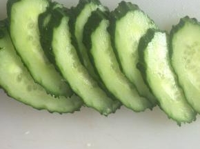 黄瓜切薄片。