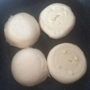 平底锅抹油，将馒头的切开面微微煎一下。