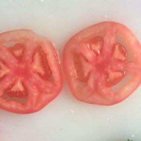 西红柿切薄片。