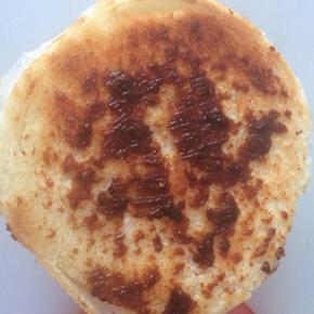 馒头煎好的面，抹一层黄豆酱。