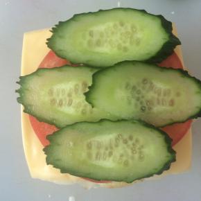 放一张芝士片，搭配上蔬菜。