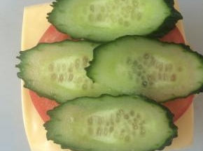 放一张芝士片，搭配上蔬菜。