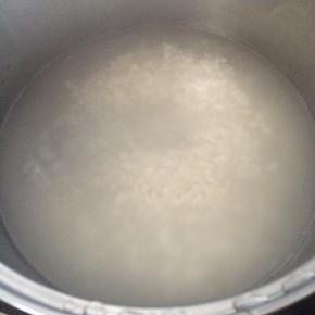 大米淘洗干净。