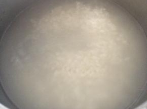 大米淘洗干净。