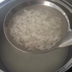锅内倒入适量水，放入淘洗干净的大米，大火烧开，小火慢煮30分钟。