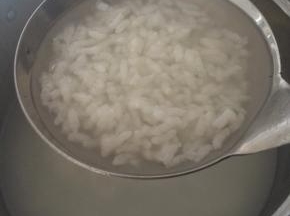 锅内倒入适量水，放入淘洗干净的大米，大火烧开，小火慢煮30分钟。