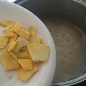 出锅前放入南瓜片。