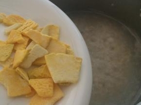 出锅前放入南瓜片。