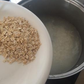 放入燕麦，再煮5分钟。