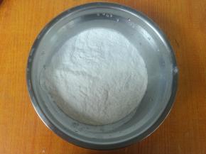 糯米粉放入盆内。