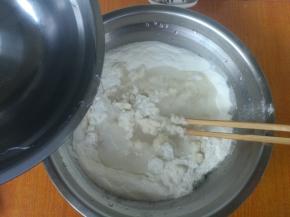 倒入水，水的量根据糯米粉的吸水量不同自行调节。