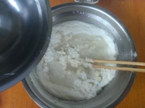 倒入水，水的量根据糯米粉的吸水量不同自行调节。