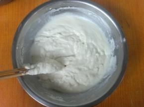 用筷子搅拌成粉糊状就可以了。水的用量慢慢添加。