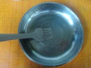 取不锈钢盘子，刷上油，方便脱模。