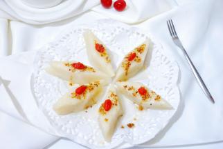 晾凉后切成块，浇上桂花蜜，就可以吃了。