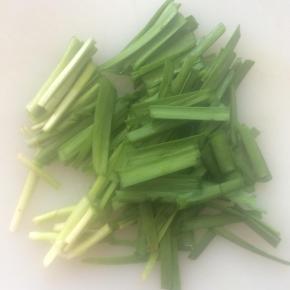韭菜清洗干净，切成小段。