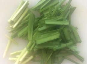 韭菜清洗干净，切成小段。