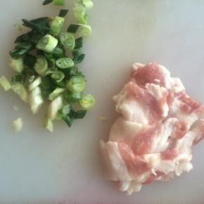 葱切葱花，五花肉切薄片。