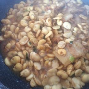 加入适量水，没过蚕豆的一半，盖锅盖焖煮3分钟，豆瓣微微开裂即可。