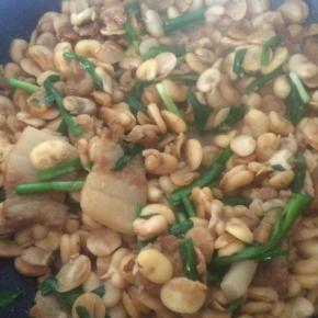 出锅前放入韭菜段，翻炒均匀即可出锅。