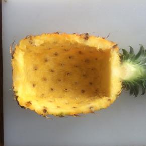 一切两半，用小刀和勺子取出菠萝中间果肉。