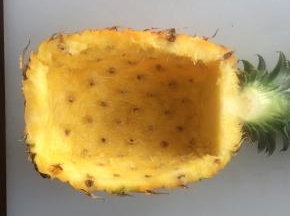 一切两半，用小刀和勺子取出菠萝中间果肉。