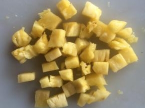 菠萝切小丁。